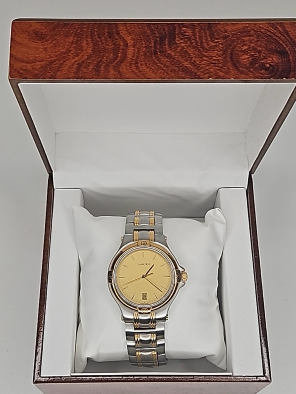 Authentic Gucci Watch 9040 M Mens Dial Quartz Two-Tone Link Date Watch - Picture 2 of 4